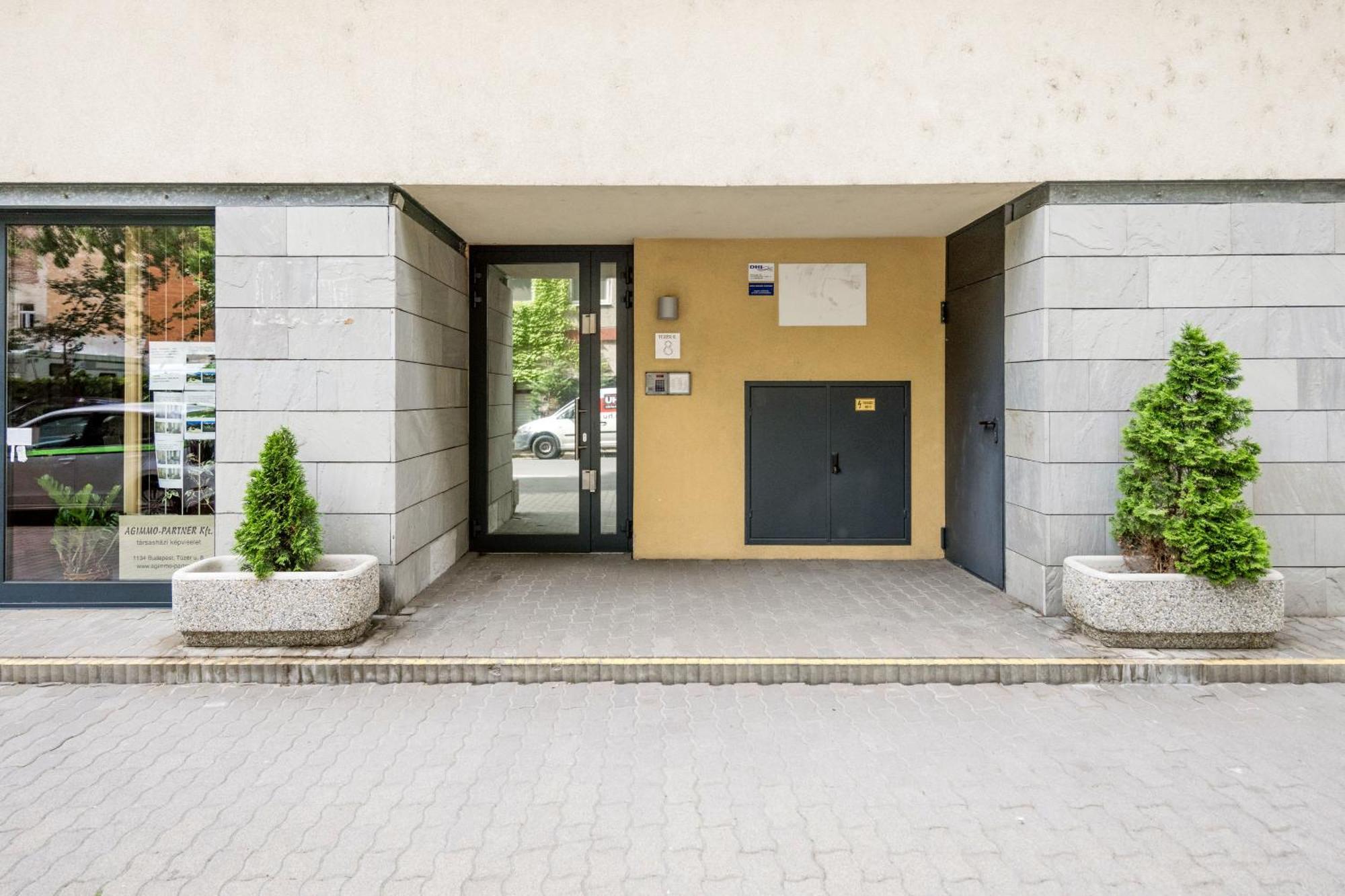 Modern Two-Bedroom Apartment With Free Parking Будапешт Экстерьер фото
